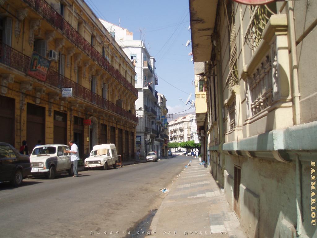 ORAN AOUT 2006 RUE MIRAUCHAUX AU FOND PLACE DES VICTOIRES.JPG